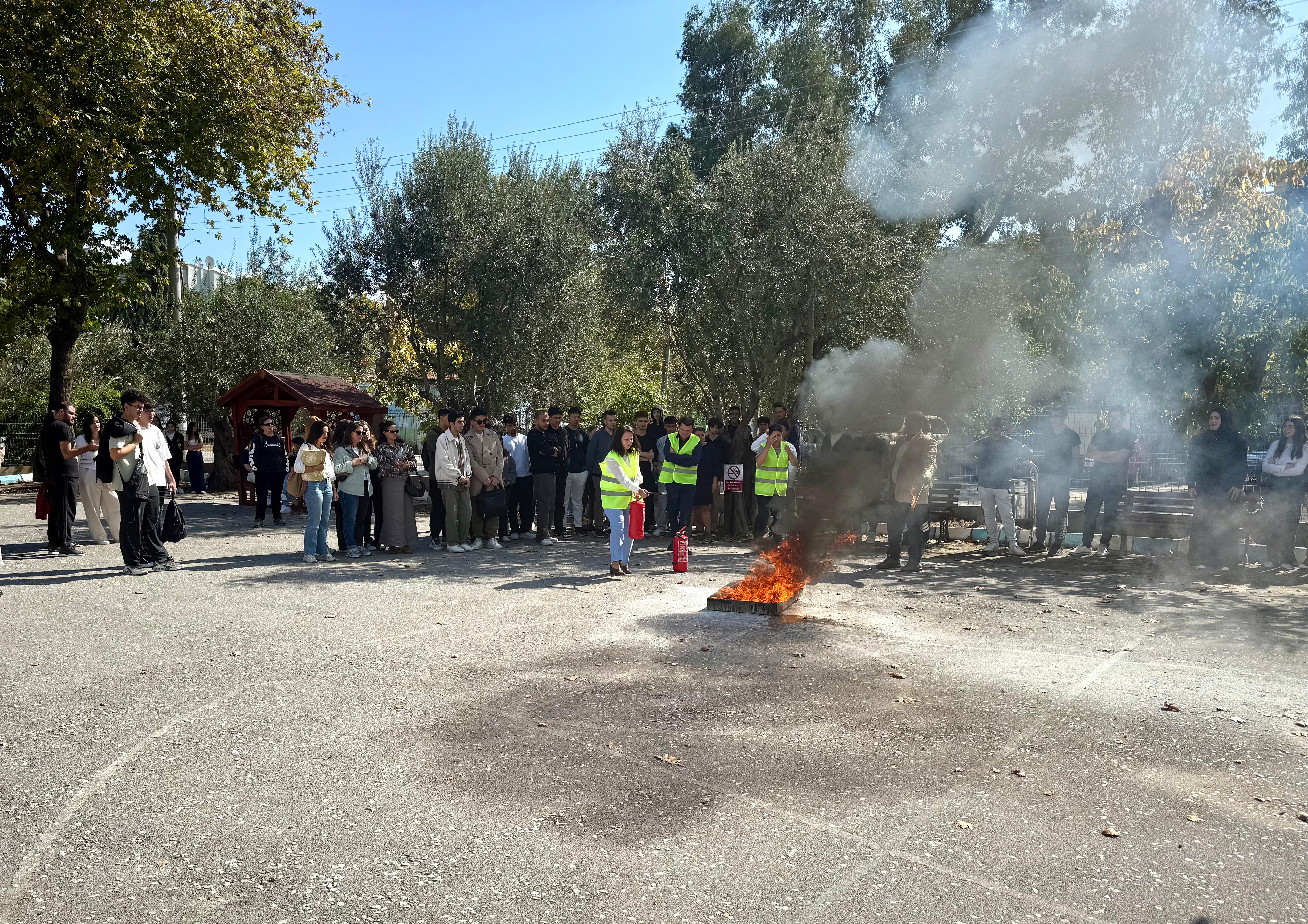 Yüksekokulumuzda Deprem, Tahliye ve Yangın Söndürme Tatbikatı Gerçekleştirildi 1