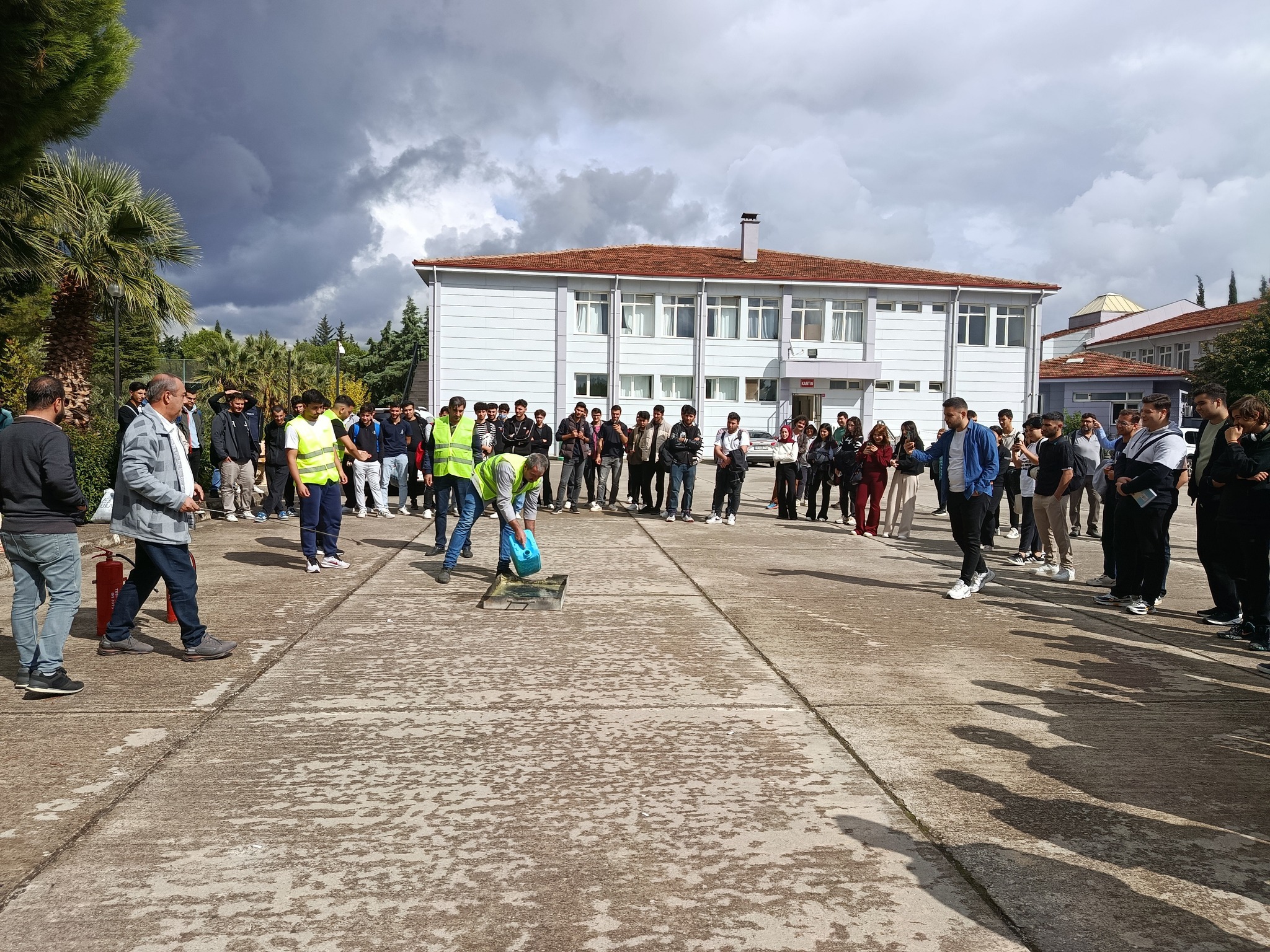 An Earthquake, Evacuation, and Firefighting Drill Was Held at Our Vocational School 6