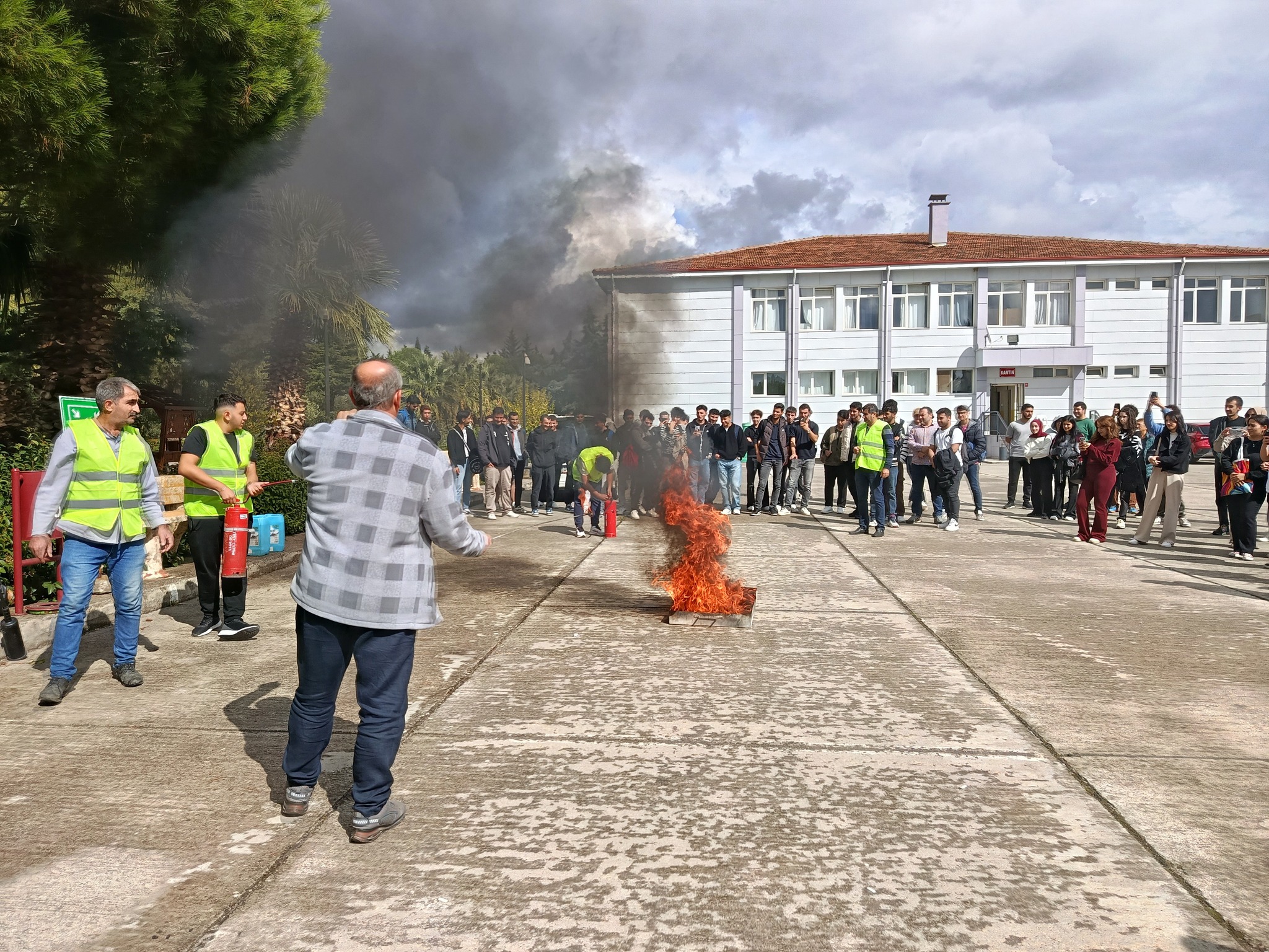 An Earthquake, Evacuation, and Firefighting Drill Was Held at Our Vocational School 7
