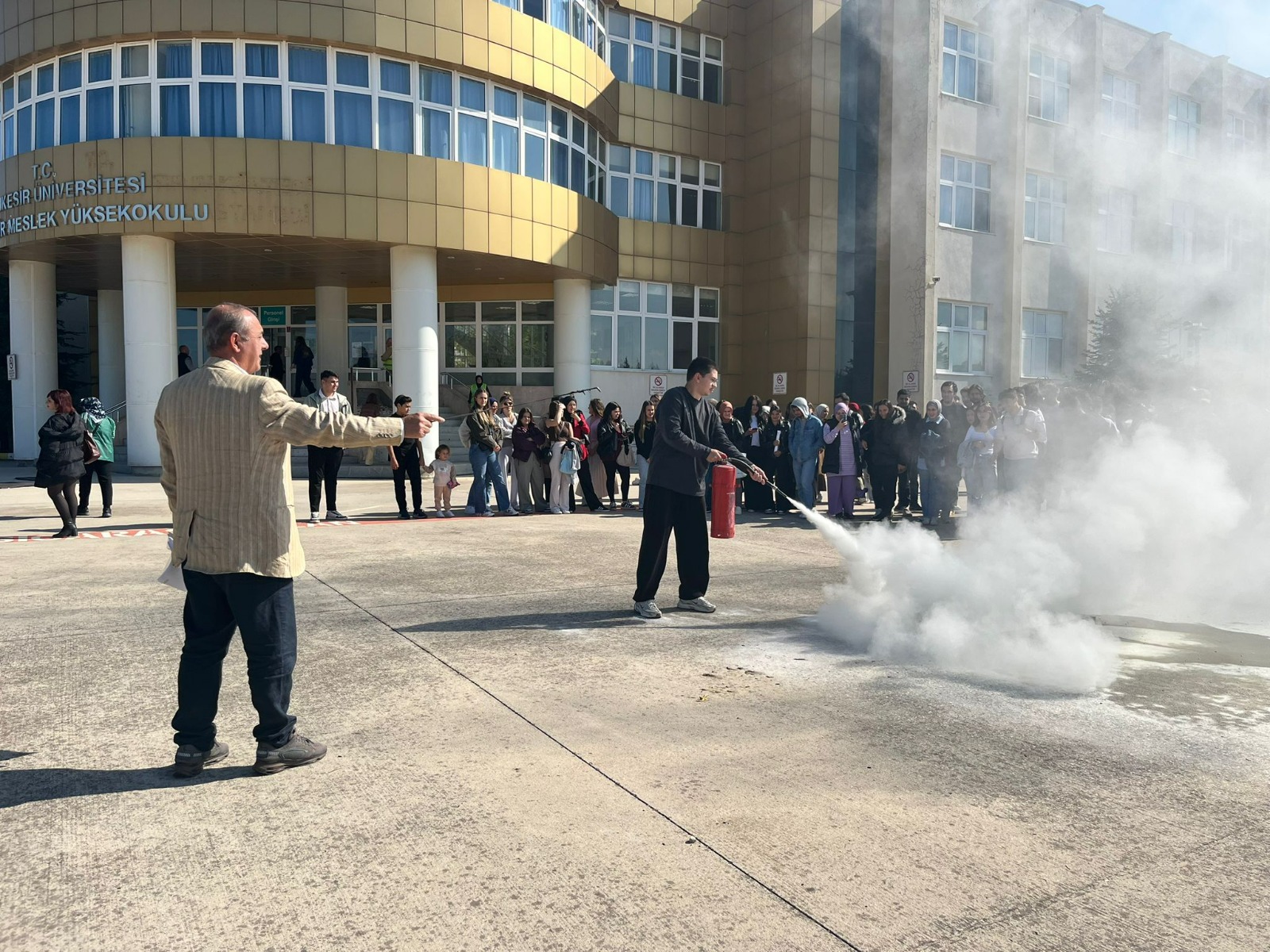 DEPREM, TAHLİYE VE YANGIN SÖNDÜRME TATBİKATINA KATILIM 3