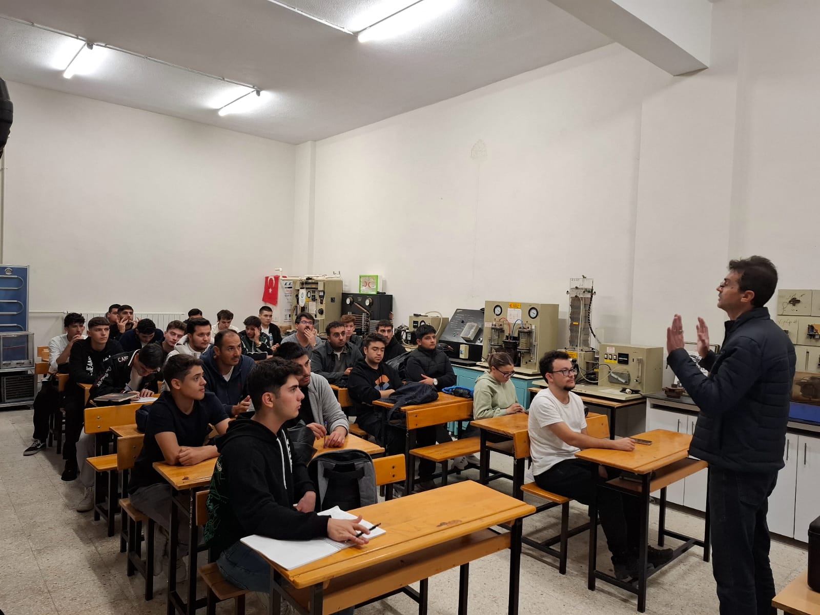 ELEKTRİK VE ENERJİ BÖLÜMÜNDE YER ALAN İKLİMLENDİRME VE SOĞUTMA TEKNOLOJİLERİ PROGRAMI ÖĞRENCİLERİNE SOSYAL TRANSKRİPT BİLGİLENDİRME TOPLANTISI GERÇEKLEŞTİRİLDİ.
