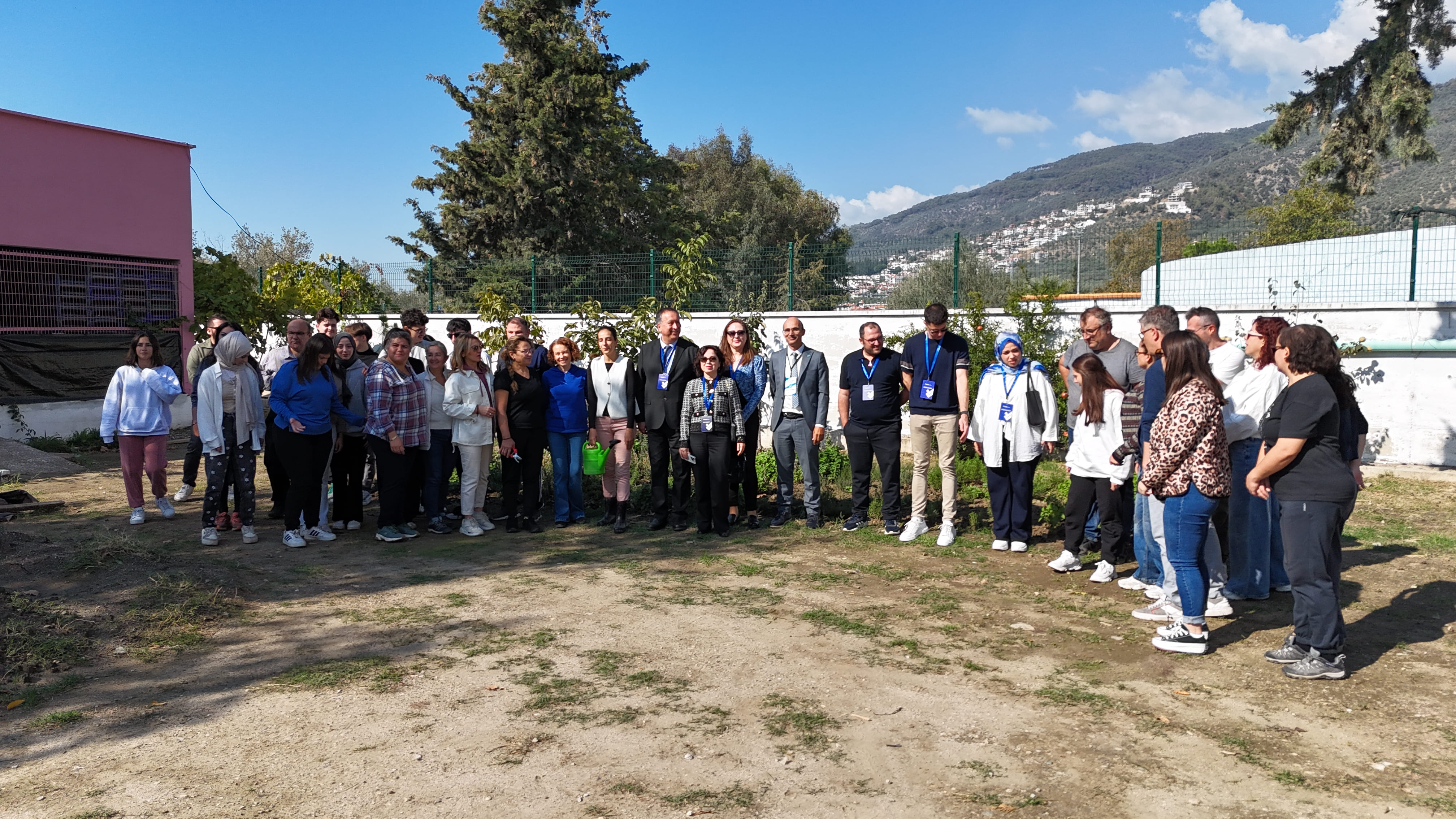 Tıbbi ve Aromatik Bitkiler Programı Öğrencilerinden Uygulamalı Mercanköşk Dikimi