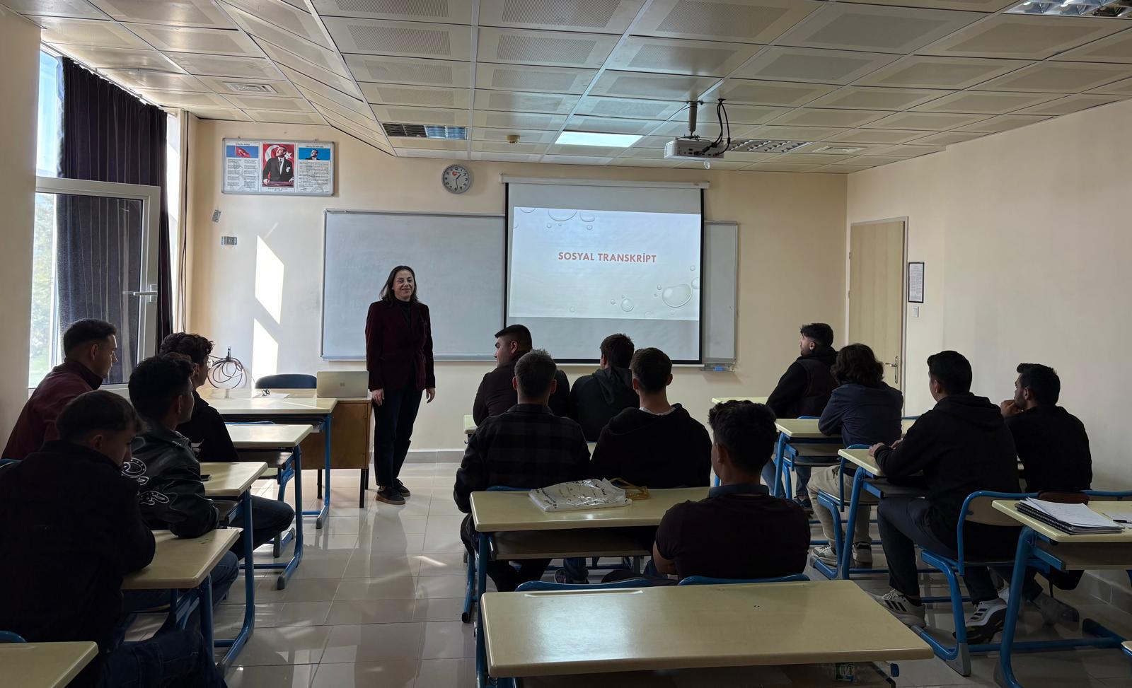 Otomotiv Teknolojisi Programı öğrencileri "Sosyal Transkript" uygulaması hakkında bilgilendirildi. 2