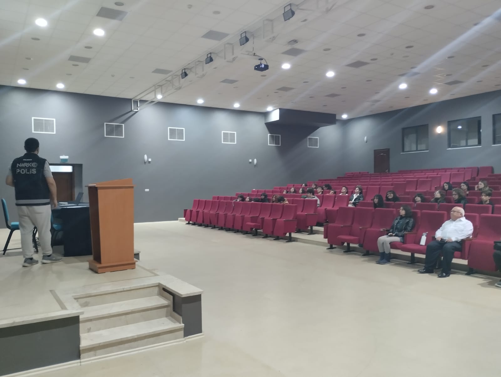 Balıkesir İl Emniyet Müdürlüğü Narkotik Suçlarla Mücadele Şube Müdürlüğü görevlileri tarafından öğrencilere Güzel Sanatlar Fakültesinde eğitim verilmiştir.  1