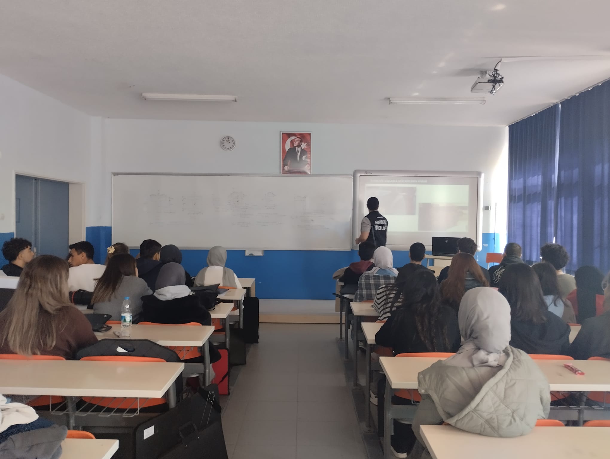 Balıkesir İl Emniyet Müdürlüğü Narkotik Suçlarla Mücadele Şube Müdürlüğü görevlileri tarafından öğrencilere Mimarlık Fakültesinde eğitim verilmiştir.  1
