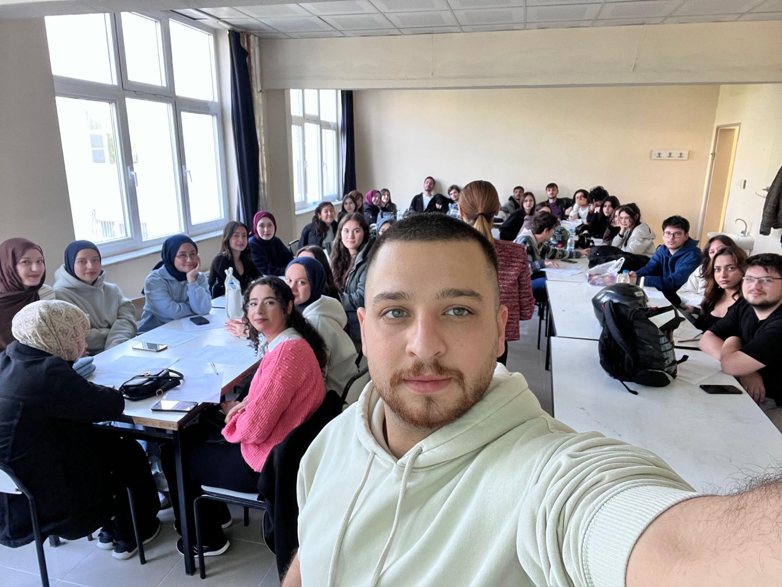Balıkesir Üniversitesi Tasarım Bölümü öğrencilerine yönelik olarak, “Sosyal Transkript Uygulaması ve Önemi” konulu bilgilendirme sunumu gerçekleştirildi. 3