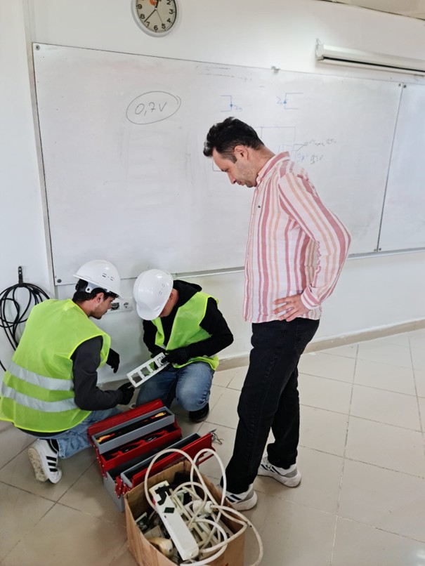 ELEKTRİK PROGRAMI ÖĞRENCİLERİNDEN UYGULAMALI BAKIM VE ONARIM ÇALIŞMASI