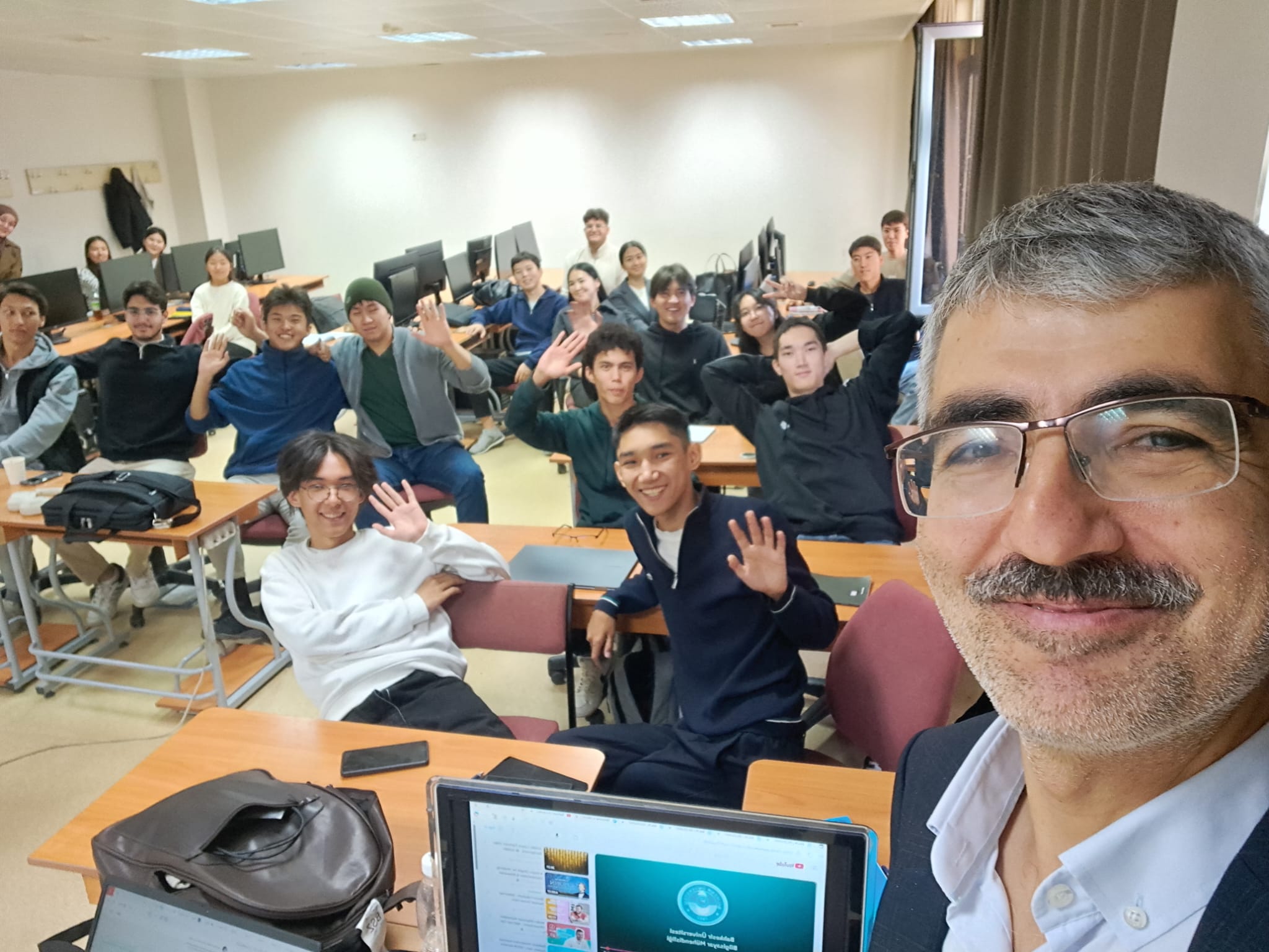 Fakültemiz Bilgisayar Mühendisliği Bölüm Başkanı Prof Dr. Ayhan İstanbullu, Kırgız Türk Manas Üniversitesinde ders ve seminer verdi. 1