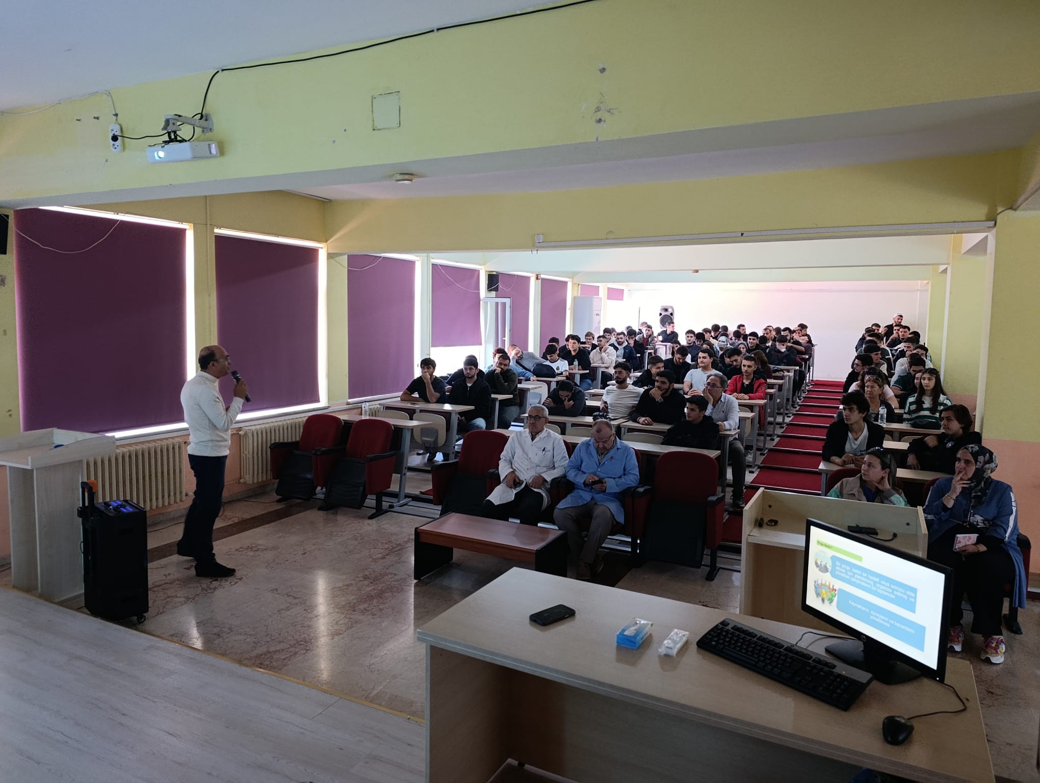 An informative seminar on the TÜBİTAK 2209-A University Students Research Projects Support Program was held at our vocational school 3