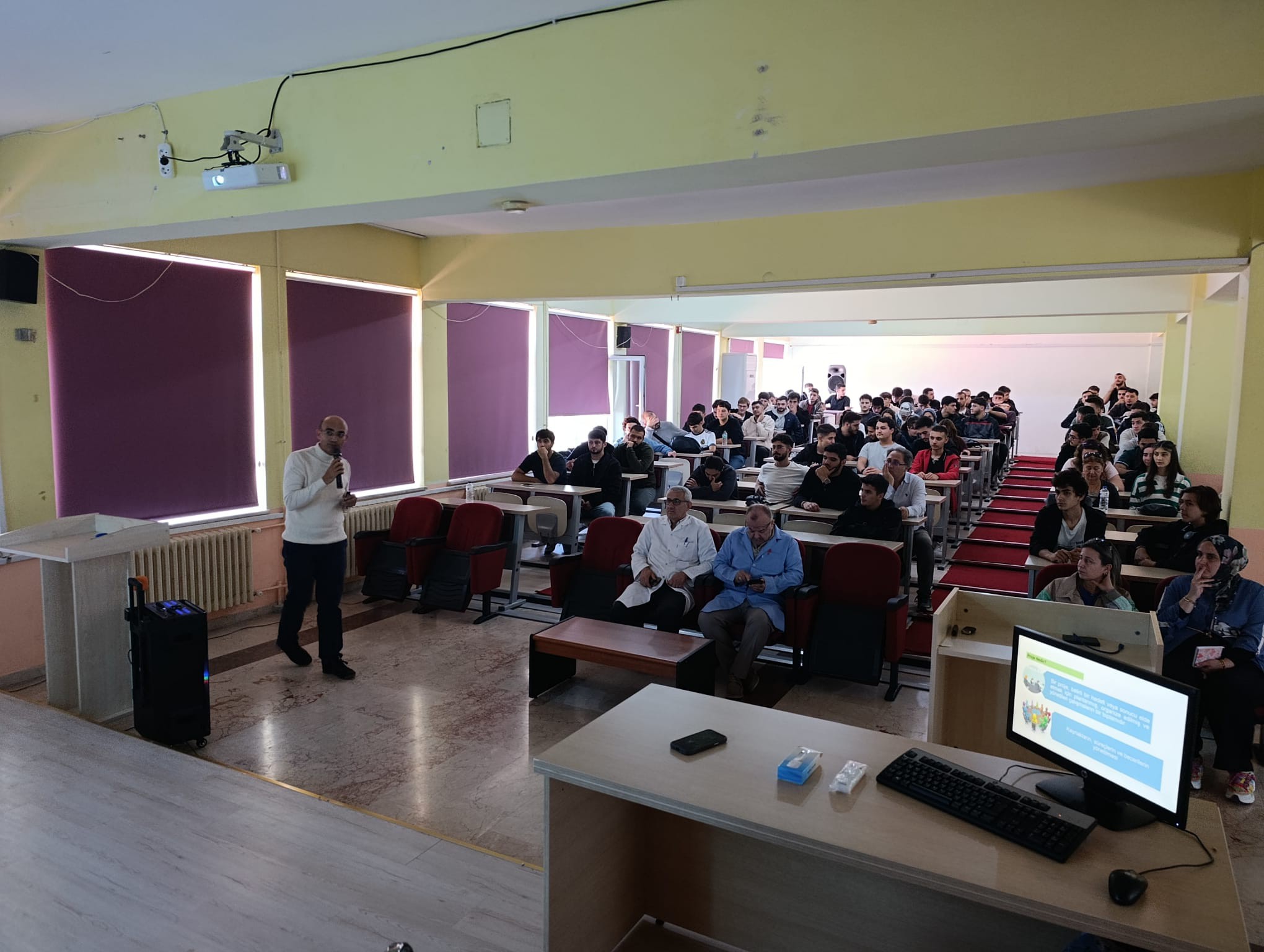 An informative seminar on the TÜBİTAK 2209-A University Students Research Projects Support Program was held at our vocational school 4