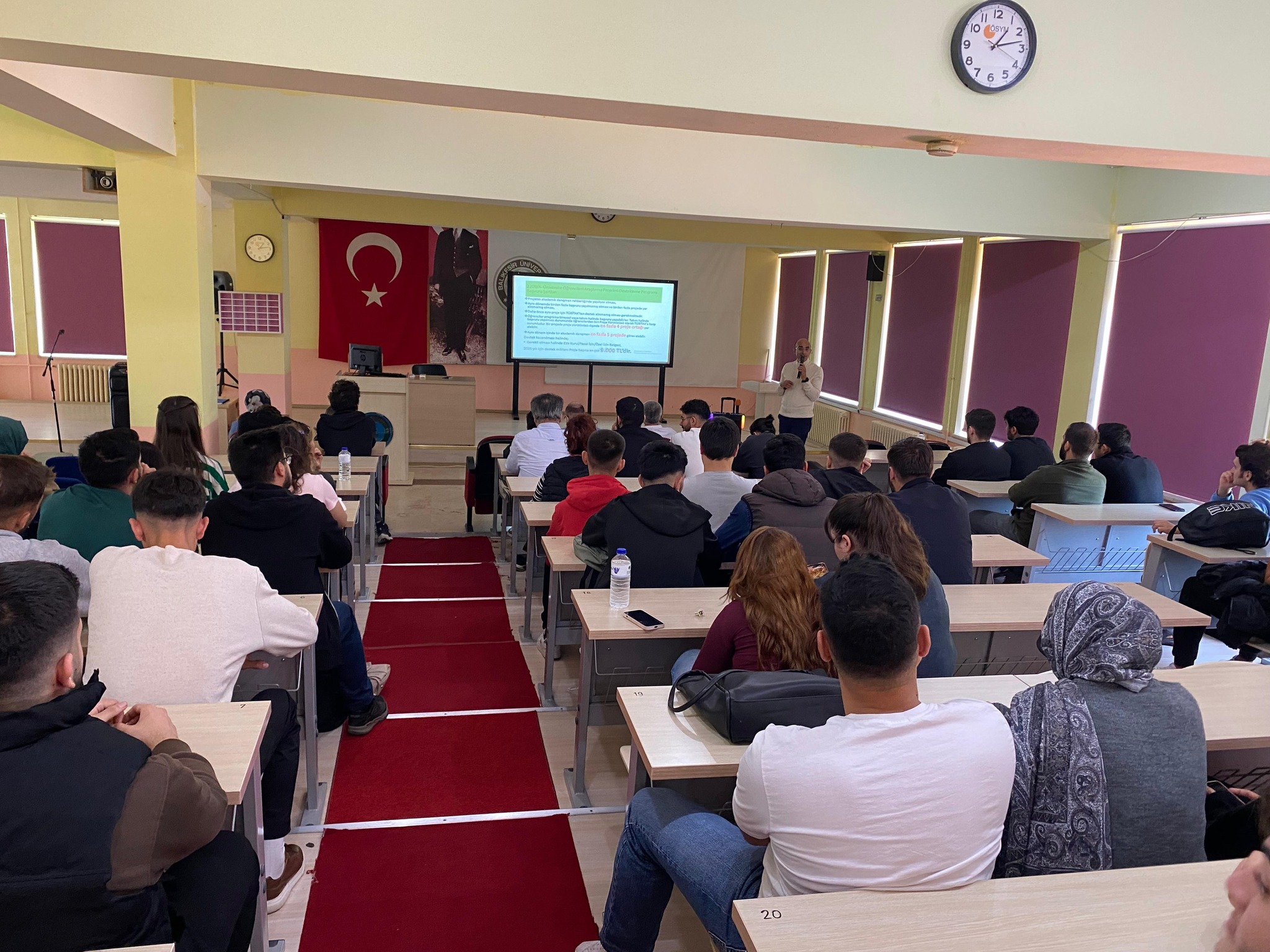An informative seminar on the TÜBİTAK 2209-A University Students Research Projects Support Program was held at our vocational school 6