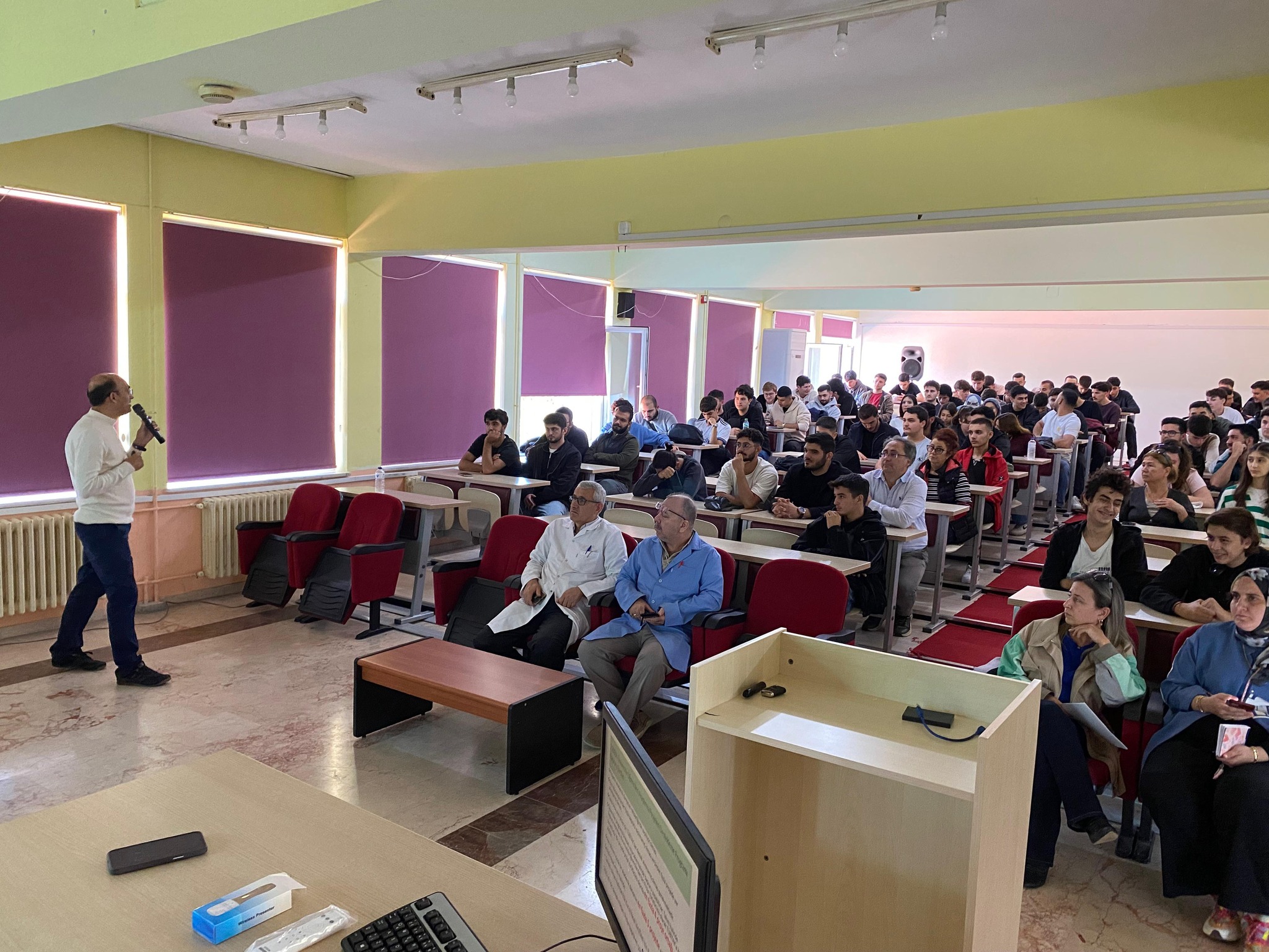 An informative seminar on the TÜBİTAK 2209-A University Students Research Projects Support Program was held at our vocational school 7