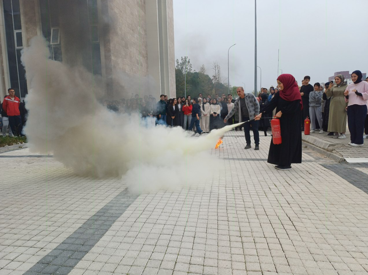 Fakültemizde Deprem, Tahliye ve Yangın Söndürme Tatbikatı 15