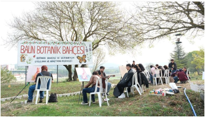 Balıkesir Üniversiteli Gençlerden Örnek Davranış: Atıkları Sanata Dönüştürdüler