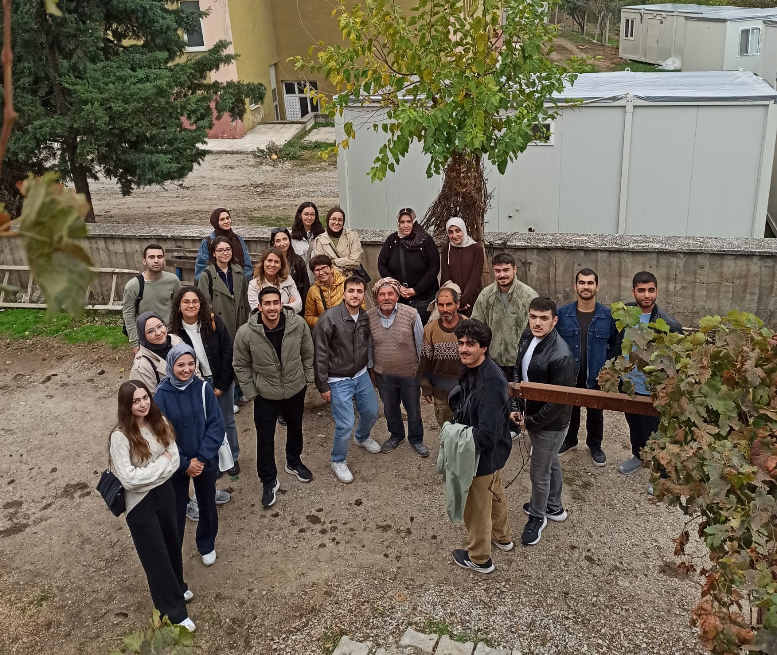 Balıkesir Üniversitesi Sağlık Bilimleri Fakültesinden Sındırgı Deprem Bölgesine Psikososyal Destek Ziyareti 6