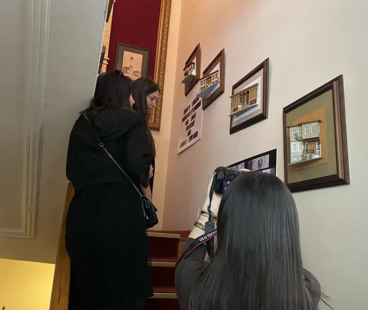 Dünya Sanat Günü Etkinlikleri çerçevesinde Doç. Dr. Öznur Işır hocamız yürütücülüğünde "Balıkesir Tipografi Sergisi"nin açıldı. 3