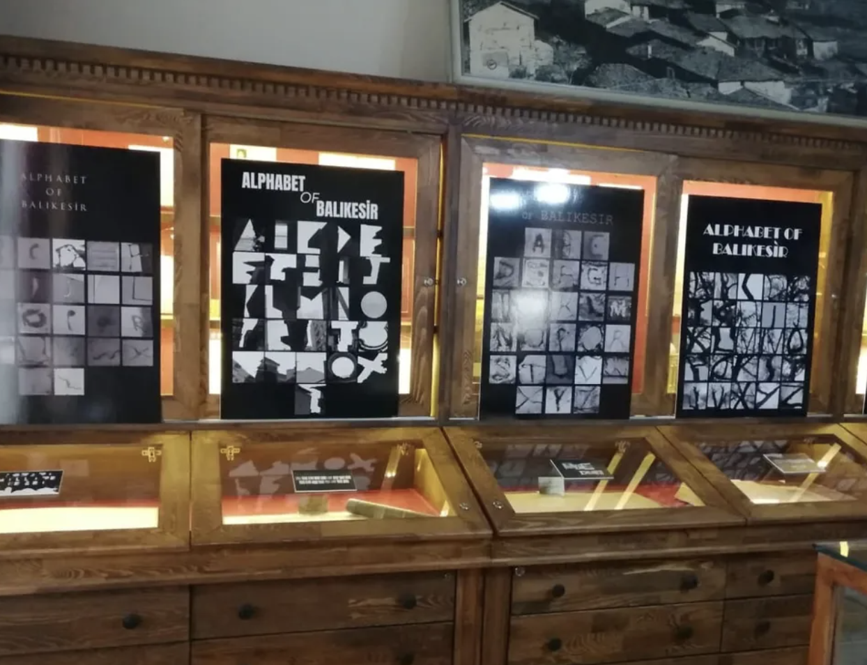 Dünya Sanat Günü Etkinlikleri çerçevesinde Doç. Dr. Öznur Işır hocamız yürütücülüğünde "Balıkesir Tipografi Sergisi"nin açıldı. 2