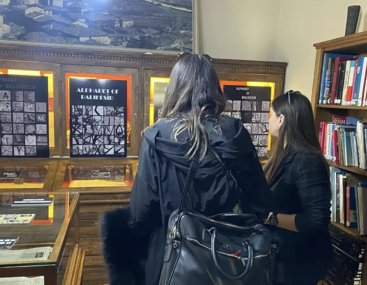 Dünya Sanat Günü Etkinlikleri çerçevesinde Doç. Dr. Öznur Işır hocamız yürütücülüğünde "Balıkesir Tipografi Sergisi"nin açıldı.