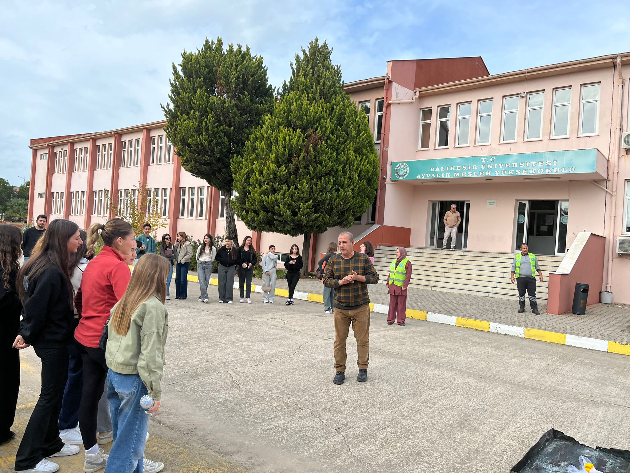 Meslek Yüksekokulumuzda Deprem ve Yangın Tatbikatları gerçekleştirildi. 9