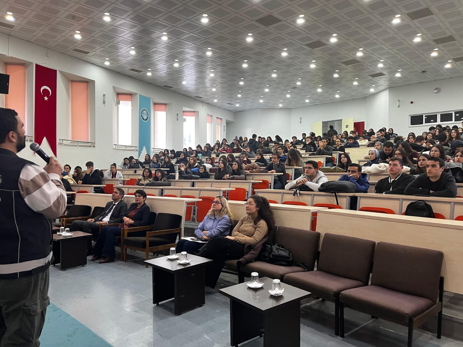 Balıkesir İl Emniyet Müdürlüğü Narkotik Suçlarla Mücadele Şube Müdürlüğü görevlileri tarafından öğrencilere Fen Edebiyat Fakültesinde eğitim verilmiştir. 1