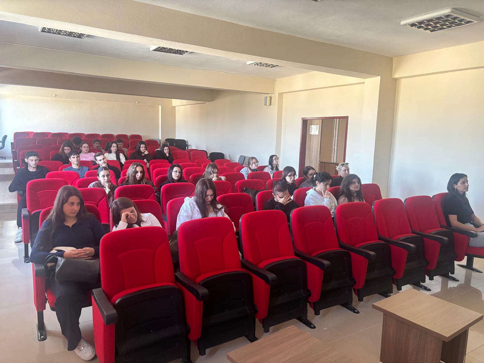 Balıkesir İl Emniyet Müdürlüğü Narkotik Suçlarla Mücadele Şube Müdürlüğü görevlileri tarafından öğrencilere Sındırgı MYO da eğitim verilmiştir 1