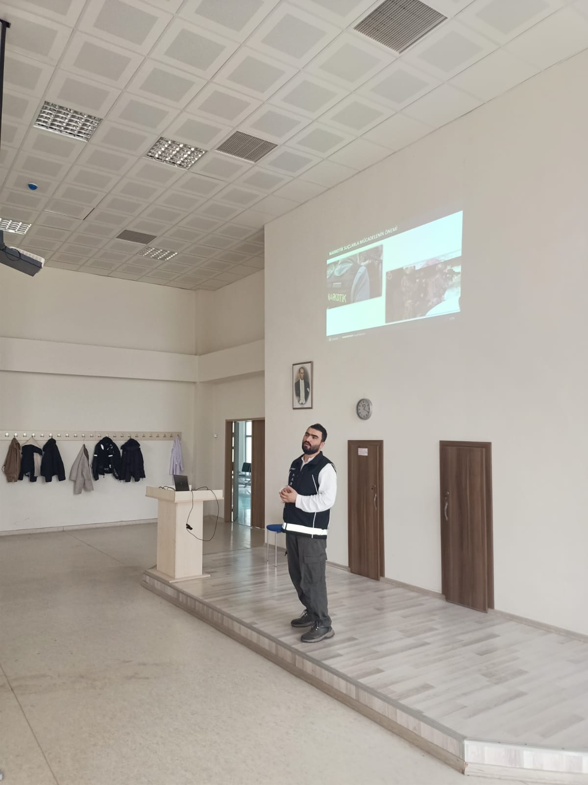 Balıkesir İl Emniyet Müdürlüğü Narkotik Suçlarla Mücadele Şube Müdürlüğü görevlileri tarafından öğrencilere Veteriner Fakültesinde eğitim verilmiştir. 2