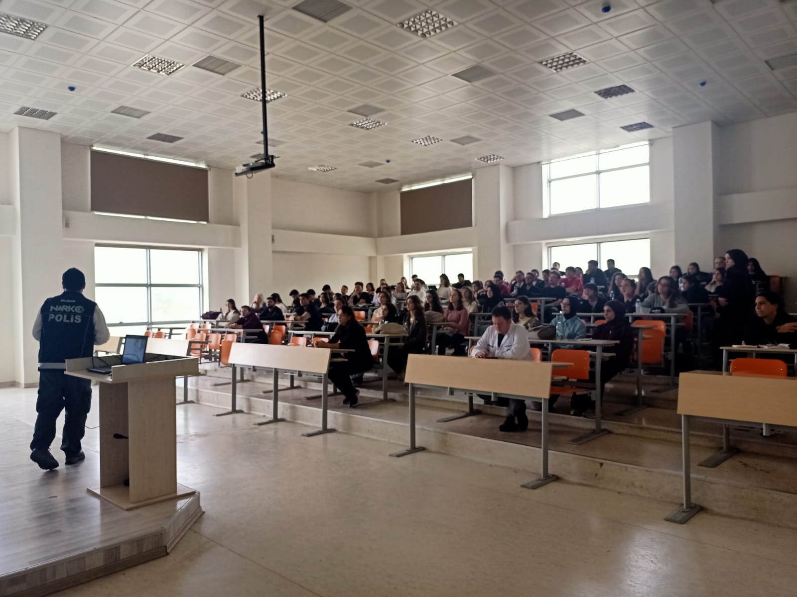 Balıkesir İl Emniyet Müdürlüğü Narkotik Suçlarla Mücadele Şube Müdürlüğü görevlileri tarafından öğrencilere Veteriner Fakültesinde eğitim verilmiştir. 1