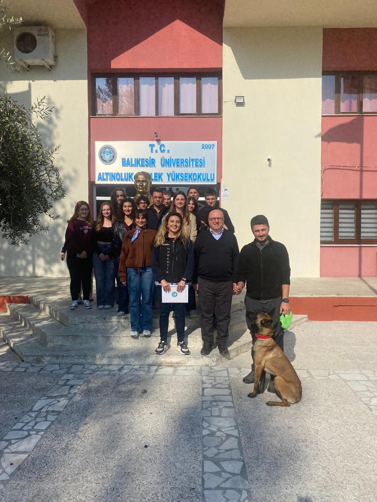 Balıkesir İl Emniyet Müdürlüğü Narkotik Suçlarla Mücadele Şube Müdürlüğü görevlileri tarafından öğrencilere Altınoluk MYO da eğitim verilmiştir 2