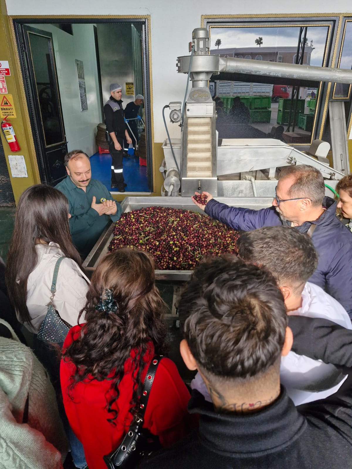Meslek Yüksekokulumuz İşletme Yönetimi ve Pazarlama Programı öğrencilerinden Özgün Zeytincilik Fabrikasına Ziyaret 3