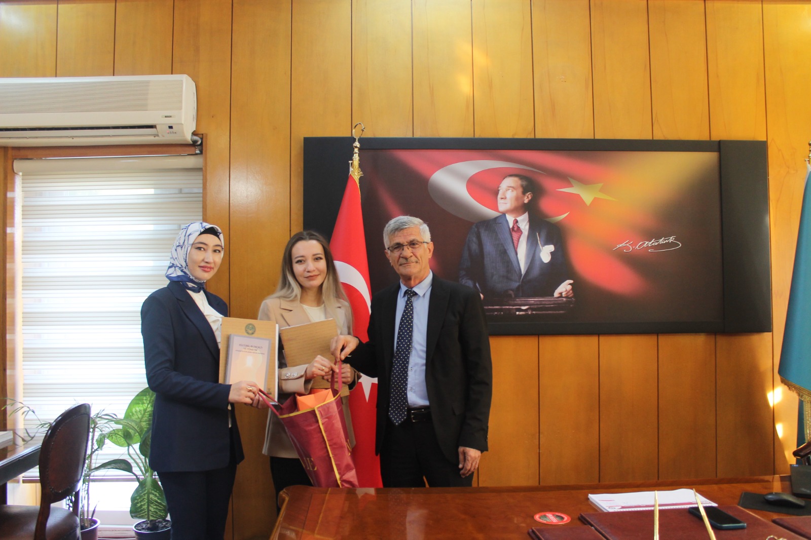 Gülistan Devlet Üniversitesi'nden Gelen Misafirlerimize Belge Takdimi 5