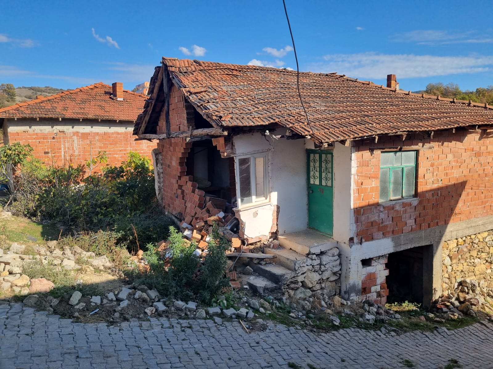 10 Ağustos ve 27 Ekim Sındırgı Depremleri Sonrası Araştırma Merkezimizin Saha Gözlemleri 10