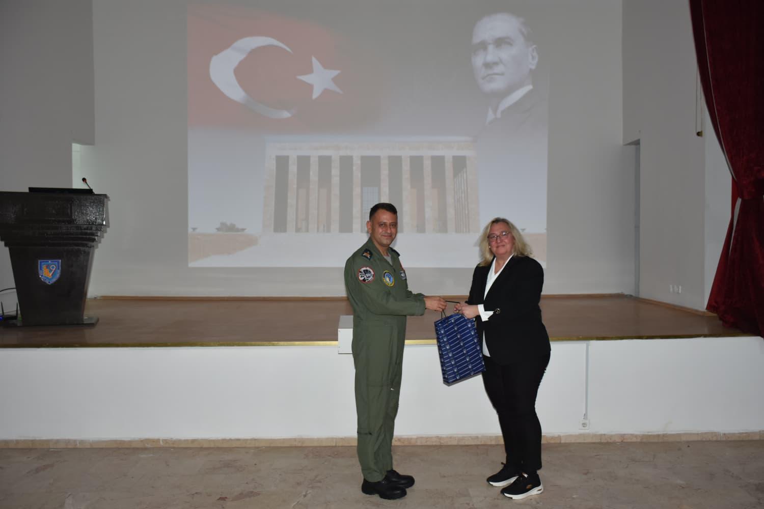 MERKEZ MÜDÜRÜMÜZDEN 9'UNCU ANA JET ÜS KOMUTANLIĞI'NDA "ATATÜRK VE TARİH BİLİNCİ" KONFERANSI