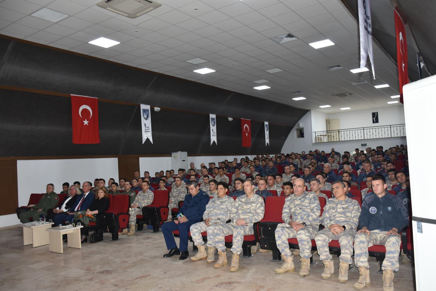 MERKEZ MÜDÜRÜMÜZDEN 9'UNCU ANA JET ÜS KOMUTANLIĞI'NDA "ATATÜRK VE TARİH BİLİNCİ" KONFERANSI 2
