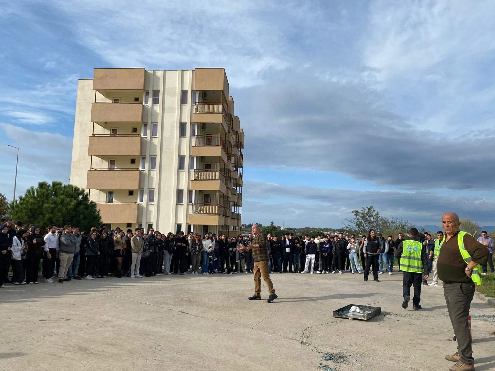 Balıkesir Üniversitesi Burhaniye Uygulamalı Bilimler Fakültesi'nde Acil Durum Tatbikatı Gerçekleştirildi