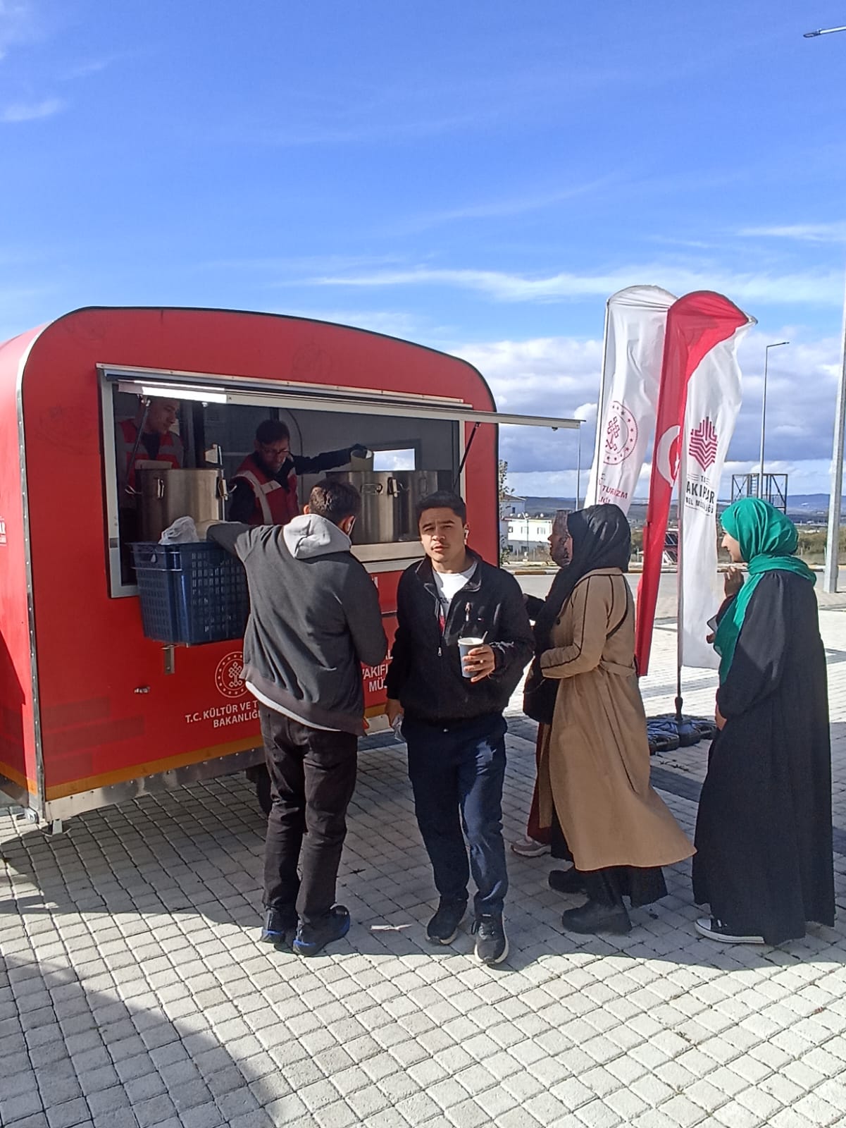 Balıkesir Vakıflar Bölge Müdürlüğü tarafından öğrencilerimize ve personelimize çorba ikramında bulunuldu. 2