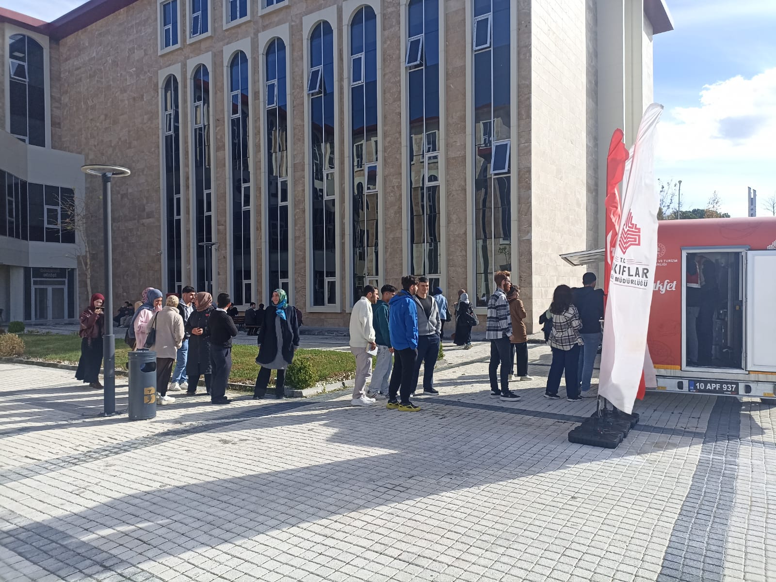 Balıkesir Vakıflar Bölge Müdürlüğü tarafından öğrencilerimize ve personelimize çorba ikramında bulunuldu. 3