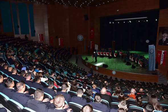 Balıkesir Üniversitesi ev sahipliğinde Polis Akademisi iş birliğiyle düzenlenen Polis Bandosu Konseri müzikseverlere unutulmaz bir akşam yaşattı 2