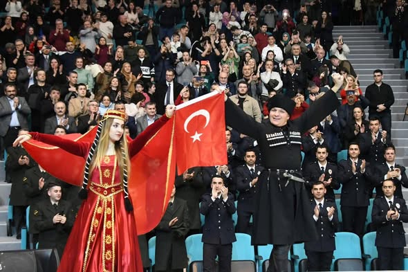 Balıkesir Üniversitesi ev sahipliğinde Polis Akademisi iş birliğiyle düzenlenen Polis Bandosu Konseri müzikseverlere unutulmaz bir akşam yaşattı 3
