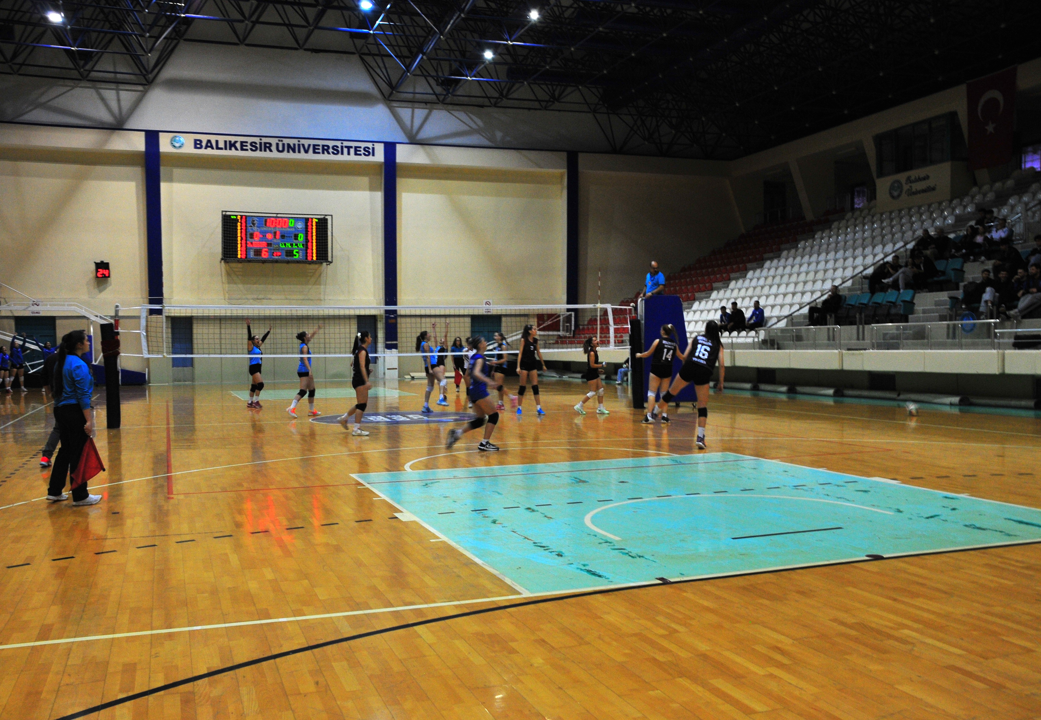 Balıkesir Üniversitesi Ev Sahipliğinde Üniversiteler Arası Voleybol Grup Müsabakaları Heyecanı 7