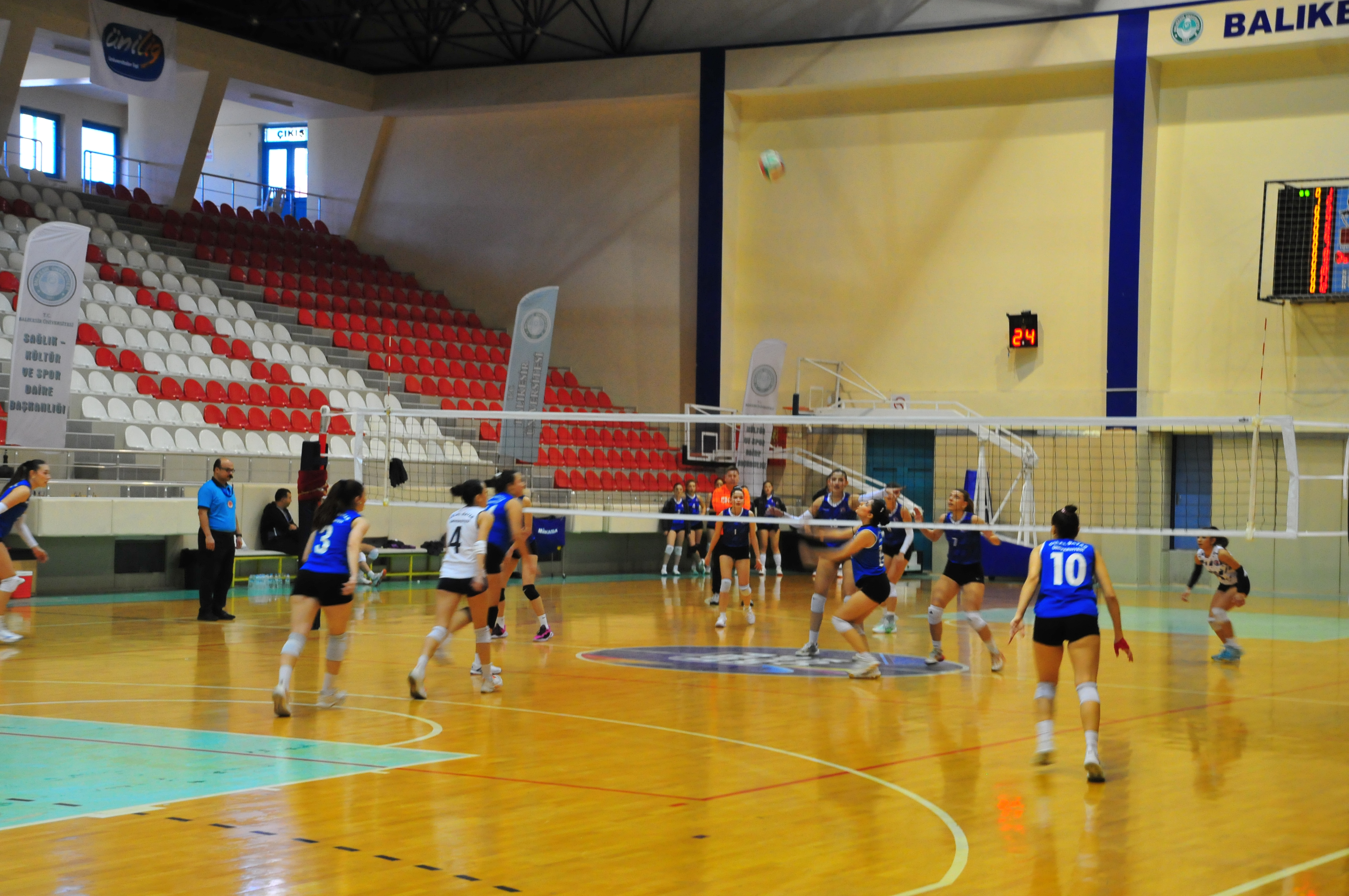 Balıkesir Üniversitesi Ev Sahipliğinde Üniversiteler Arası Voleybol Grup Müsabakaları Heyecanı 5