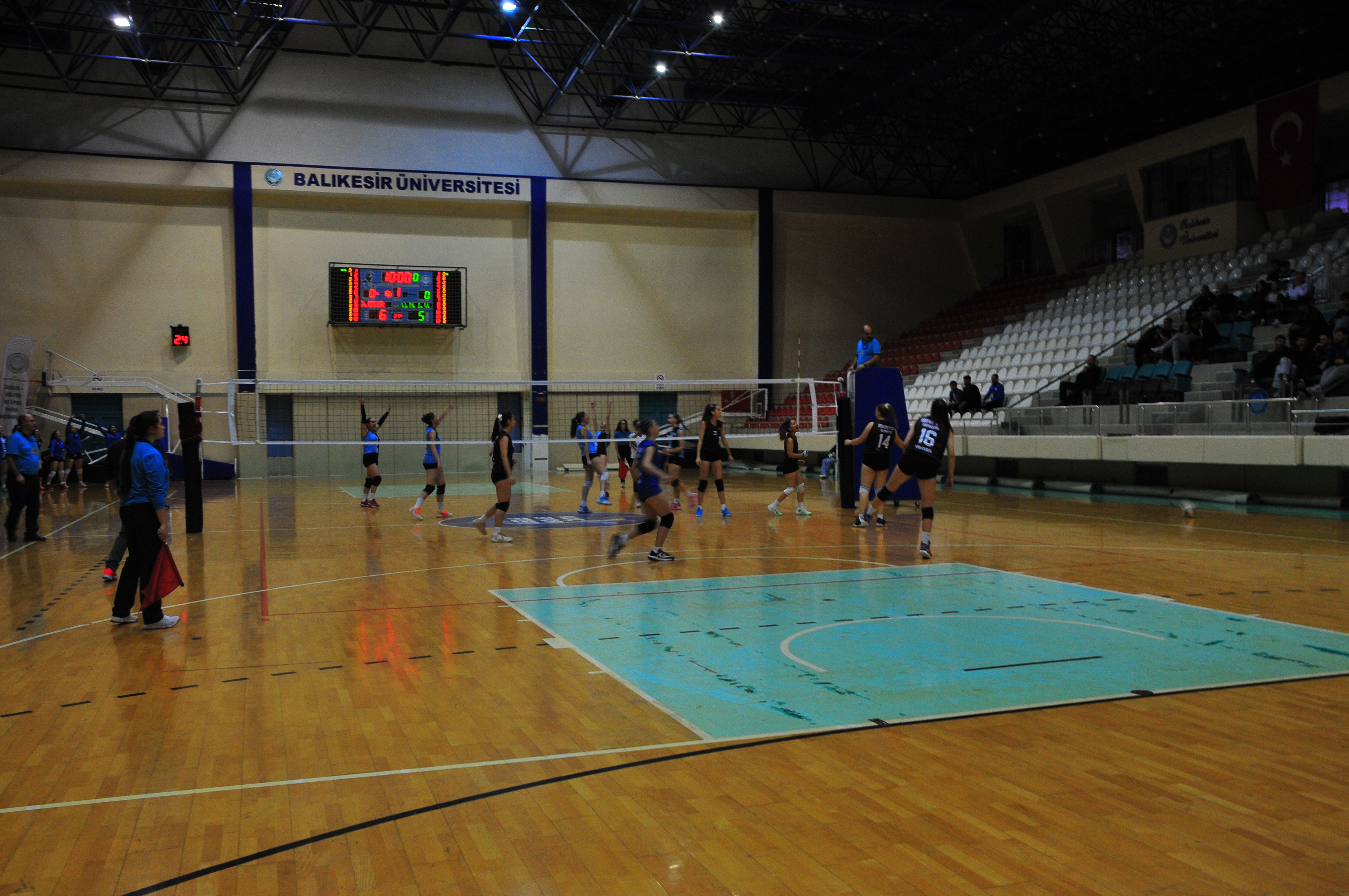Balıkesir Üniversitesi Ev Sahipliğinde Üniversiteler Arası Voleybol Grup Müsabakaları Heyecanı 10