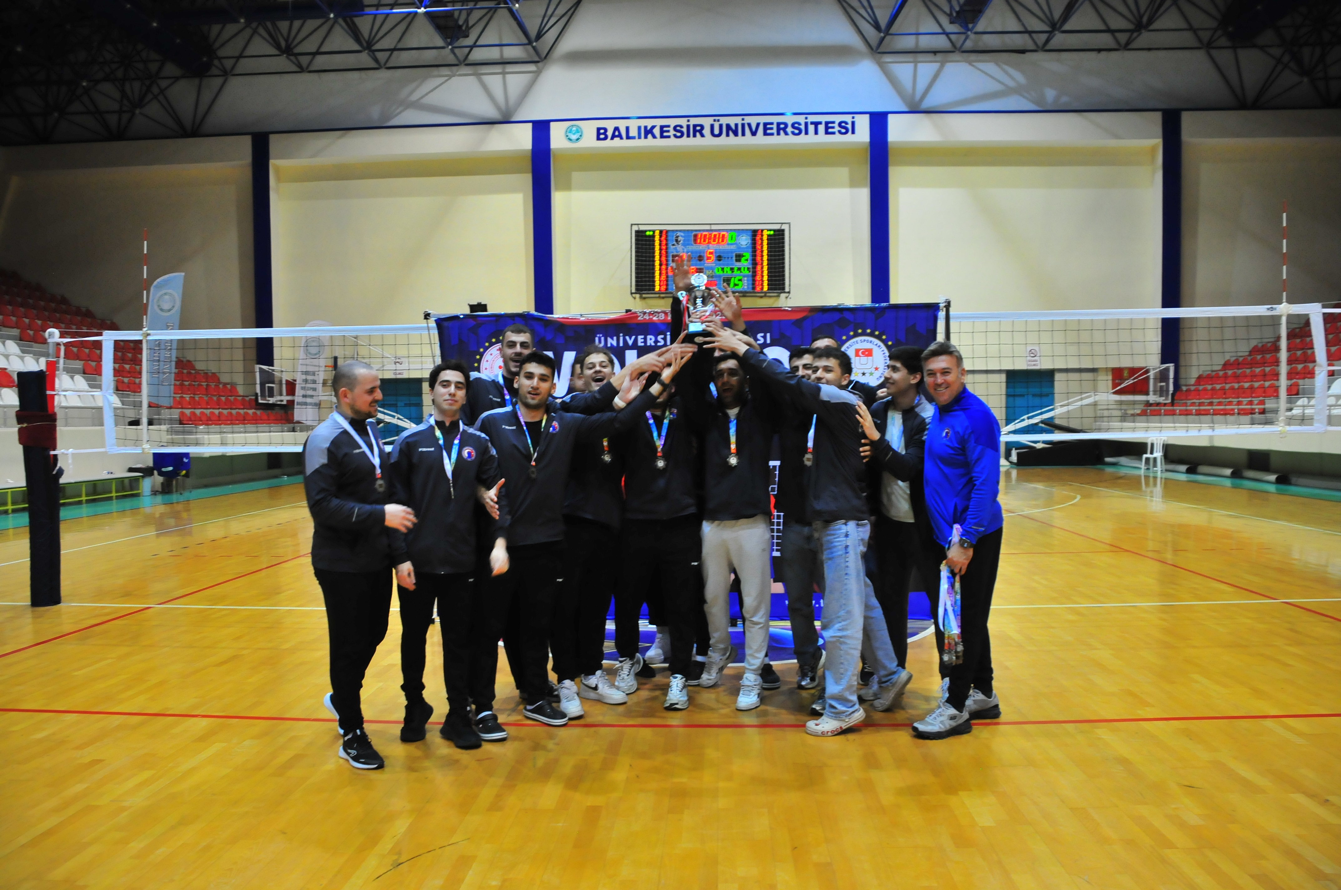 Spor Dostu Kampüs BAUN Kadın Voleybol Takımından Büyük Başarı Ünilig de Birincilik Kupası 13