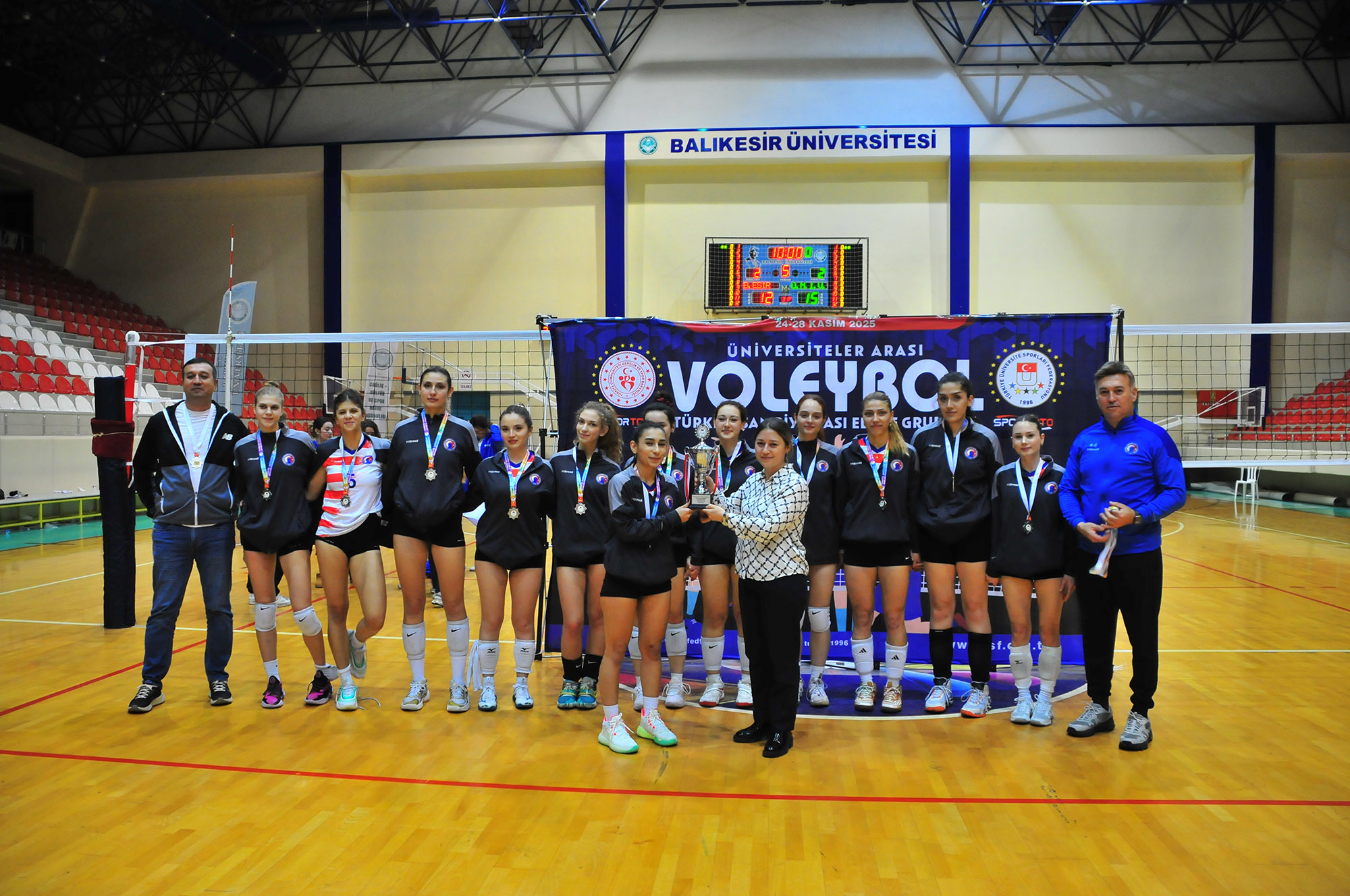 Spor Dostu Kampüs BAÜN’de Kadın Voleybol Takımından Büyük Başarı: Ünilig’de Birincilik Kupası 3