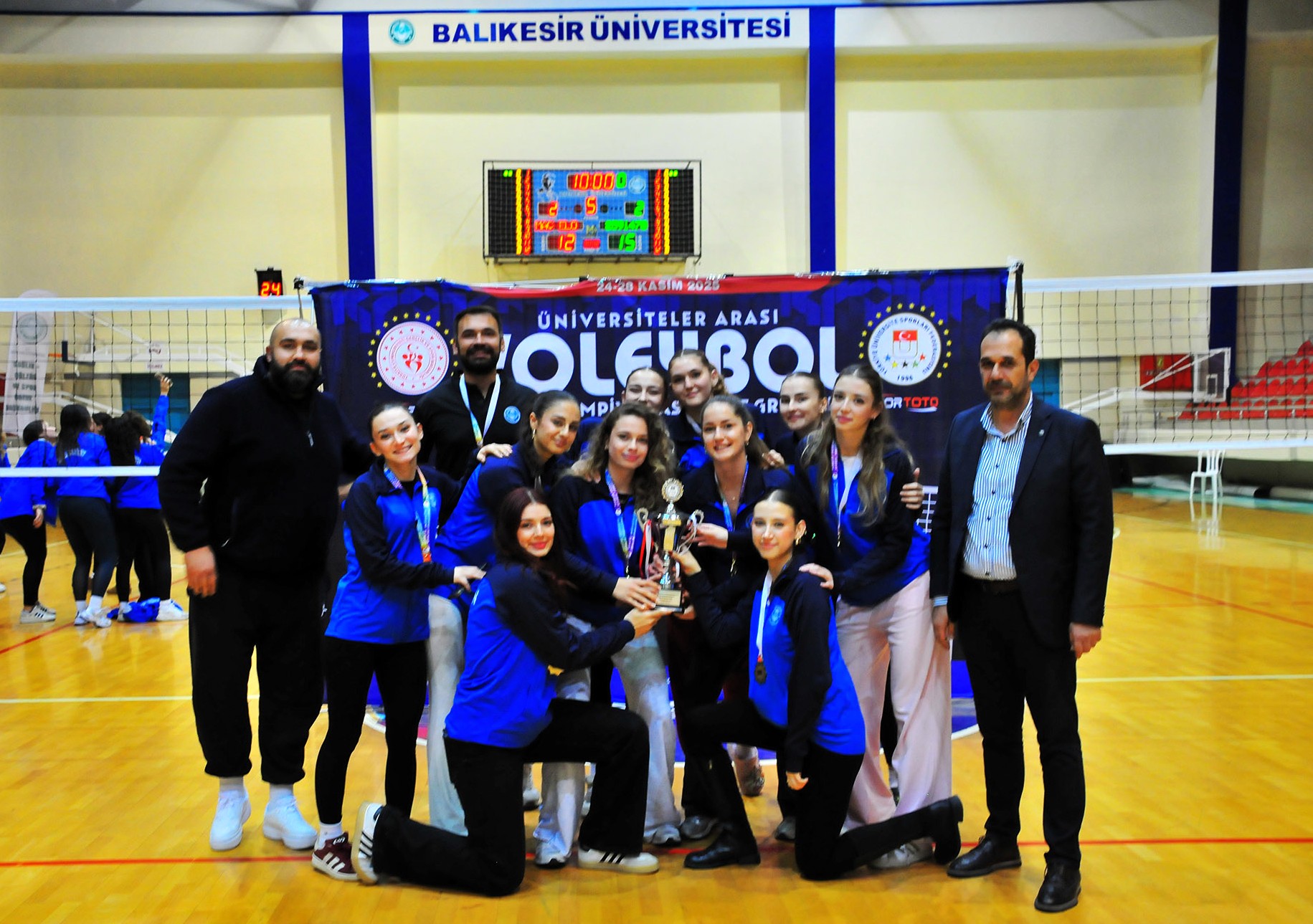 Spor Dostu Kampüs BAÜN’de Kadın Voleybol Takımından Büyük Başarı: Ünilig’de Birincilik Kupası 9