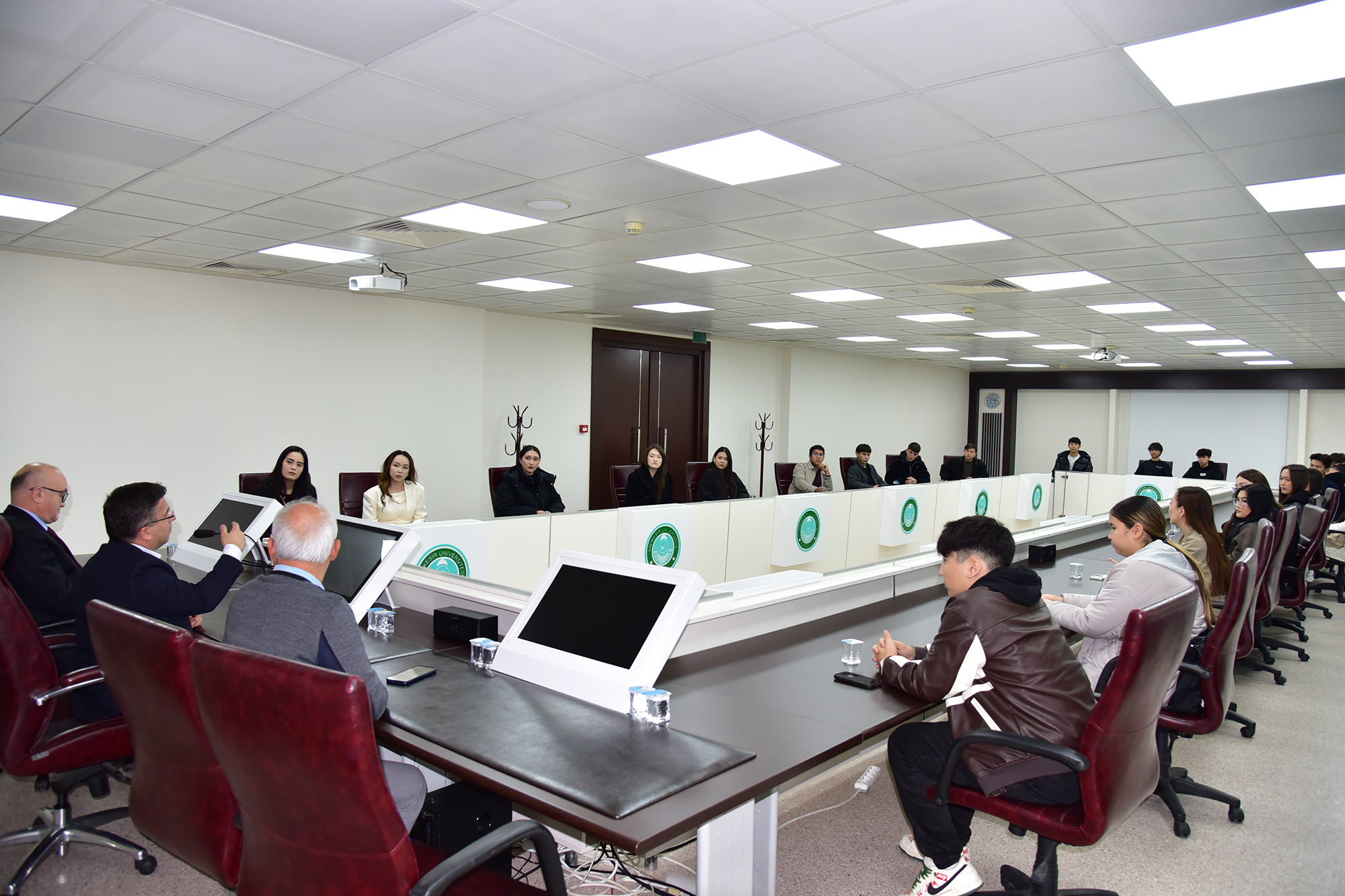 Rektör Oğurlu, Uluslararası Öğrencilerle Bir Araya Geldi 3
