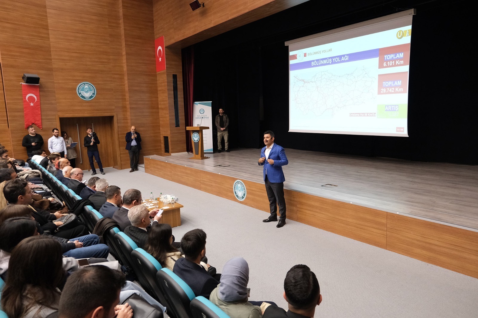 Ulaştırma ve Altyapı Bakan Yardımcısı Osman Boyraz Coşkuyla Gerçekleştirilen UFEST Balıkesir'de BAÜN’lü Öğrencilerle Buluştu 9