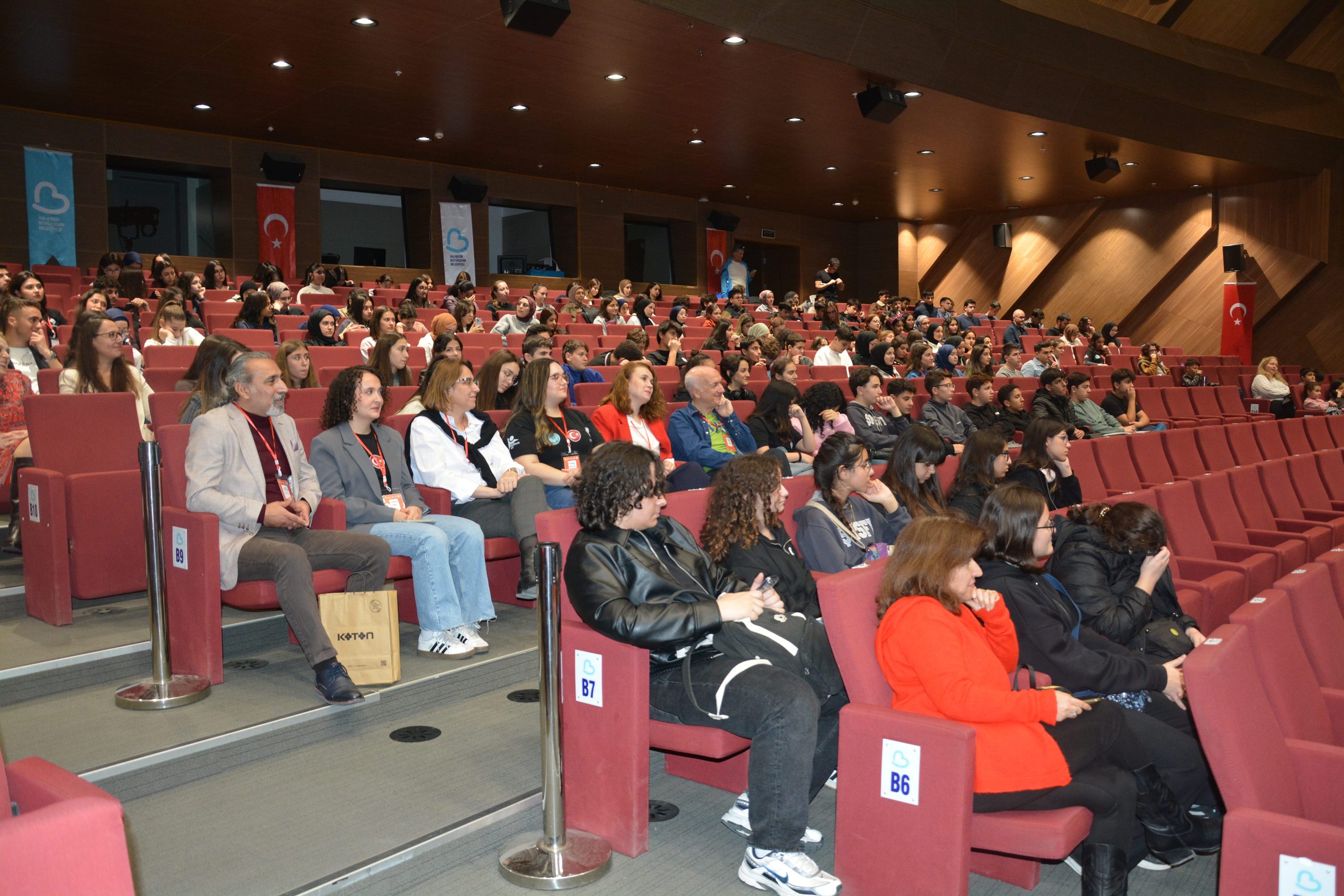 Matematiğin Büyülü Dünyasına Yolculuk Bilim Şenliği 6 Binin Üzerinde Katılımcıyla Büyük Coşkuyla Gerçekleşti 115