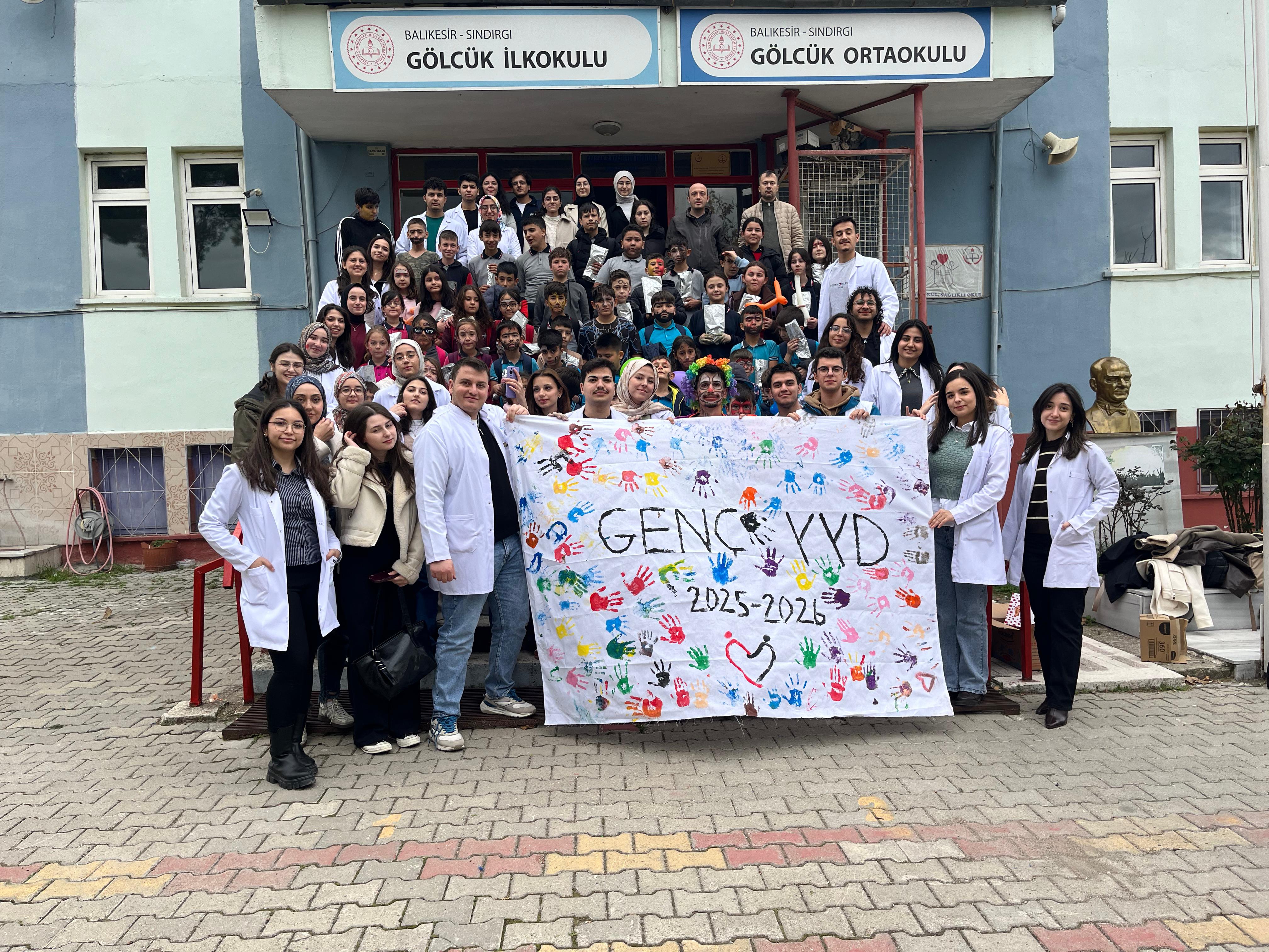 Genç Yeryüzü Doktorları Topluluğu Sındırgı Gölcük İlkokulu ve Köyünde Sağlık Taraması ve Deprem Tatbikatı Etkinliği Gerçekleştirdi