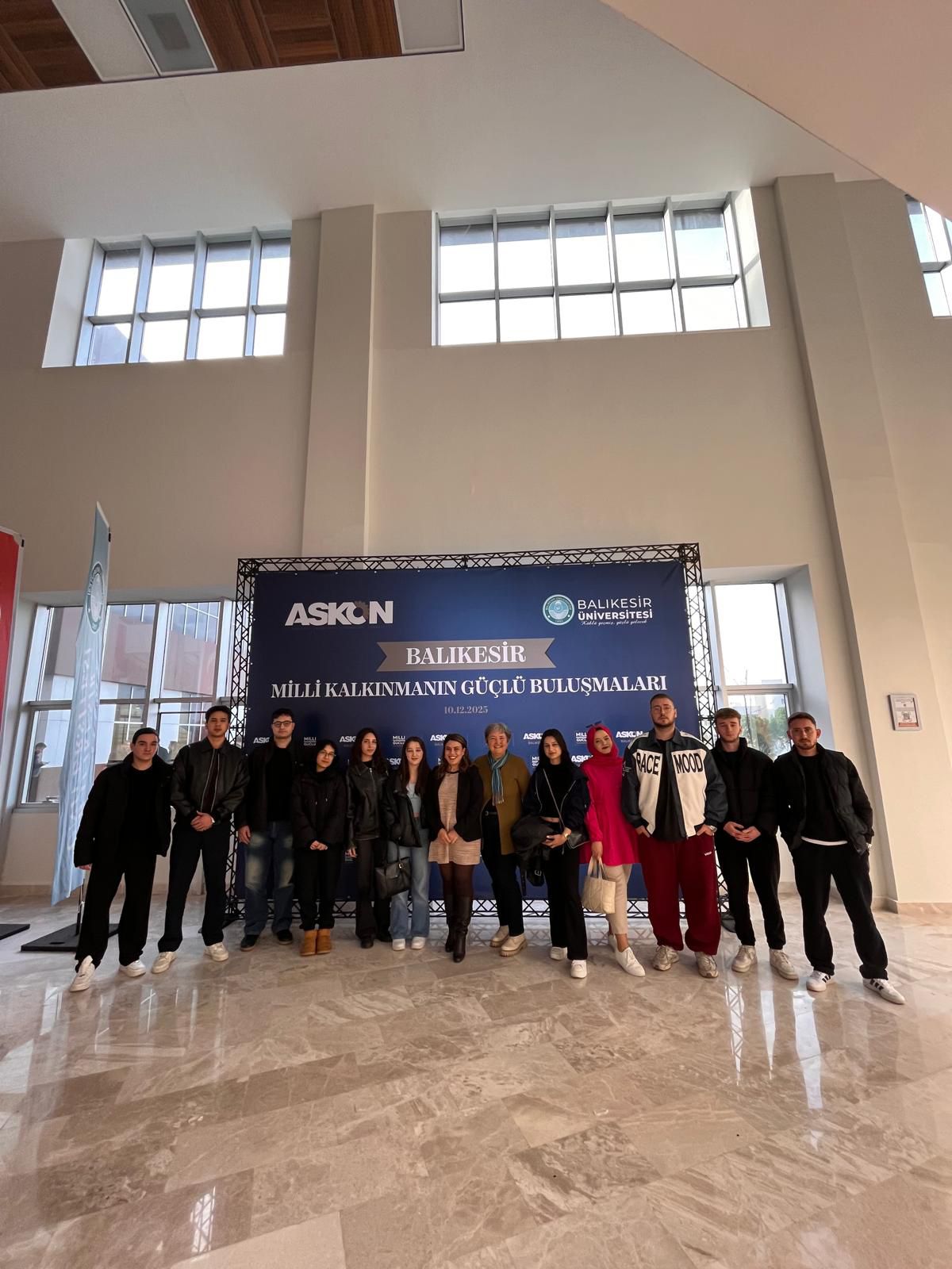 Balıkesir MYO Pazarlama Programı Öğrencileri, ASKON Balıkesir ve Balıkesir Üniversitesi İş Birliğiyle Düzenlenen “Milli Kalkınmanın Güçlü Buluşmaları” Etkinliğine Katıldı 2