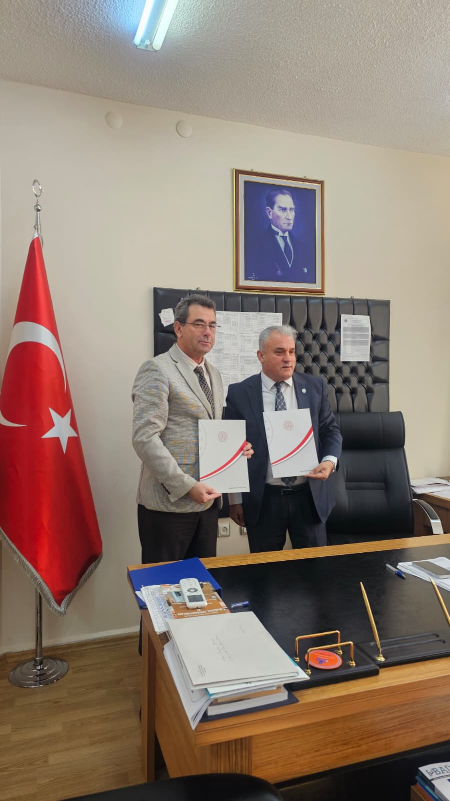 Balıkesir Üniversitesi Ayvalık Meslek Yüksekokulu ile Ayvalık Anadolu Lisesi arasında sosyal ve bilimsel iş birliğini protokolü imzalandı. 2